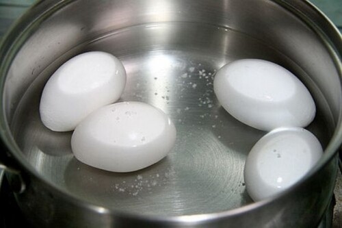 Luộc trứng dùng nước sôi hay nước lạnh đều sai bét, nhớ 5 điểm này, luộc xong trứng quá dễ bóc vỏ - 2