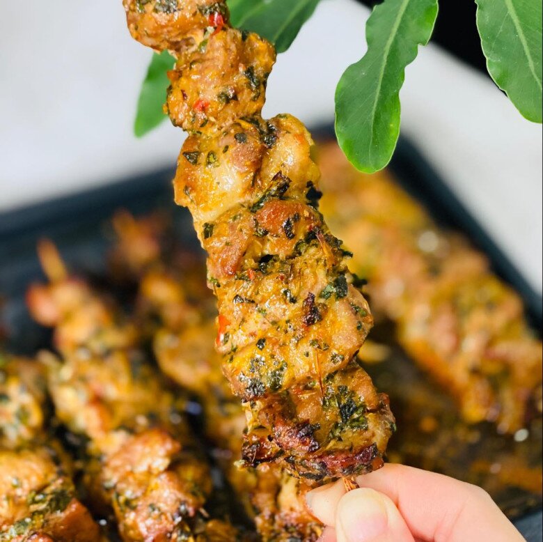 Mai cuối tuần, học mẹ đảm làm thịt xiên nướng lá lốt ngon amp;#34;rụng timamp;#34;, không thử quá phí! - 8