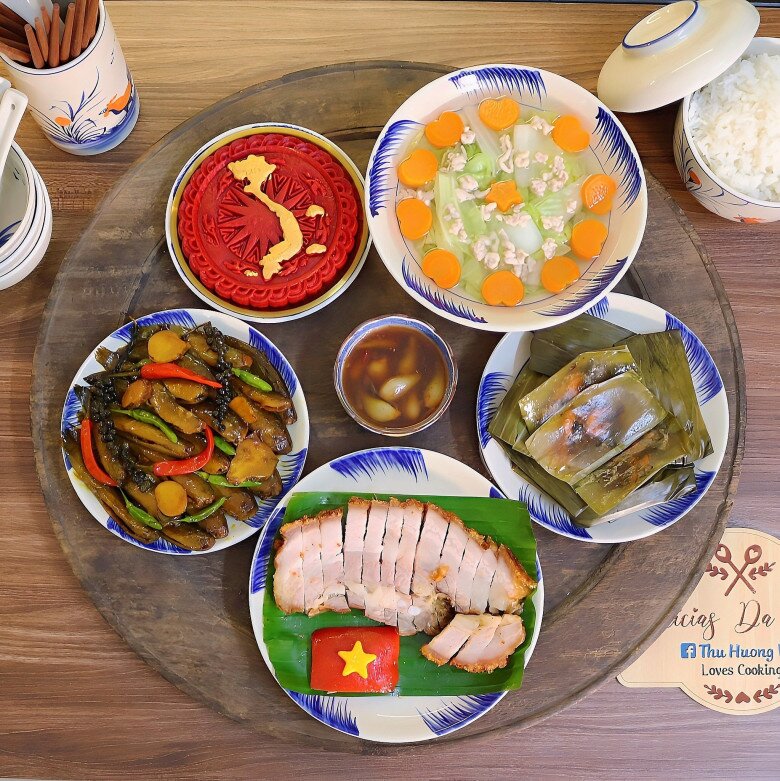 Mẹ đảm khoe loạt cơm yêu nước, mừng ngày giải phóng Thủ đô, nhìn mà muốn vào bếp nấu theo ngay - 1