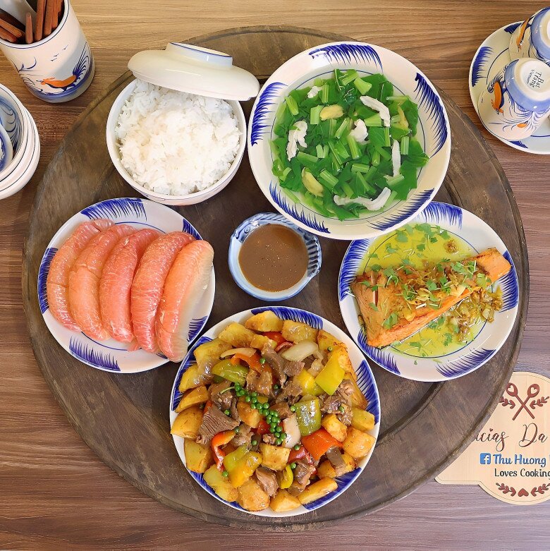 Mâm cơm này gồm các món: Bò xào lúc lắc, cà hồi sốt chanh, canh rau cải.