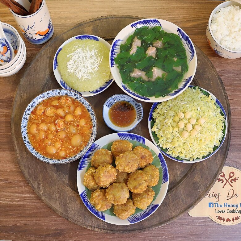 Mâm cơm này có: Chả cốm, cà muối, xôi cốm hạt sen, canh rau ngót nấu sườn.