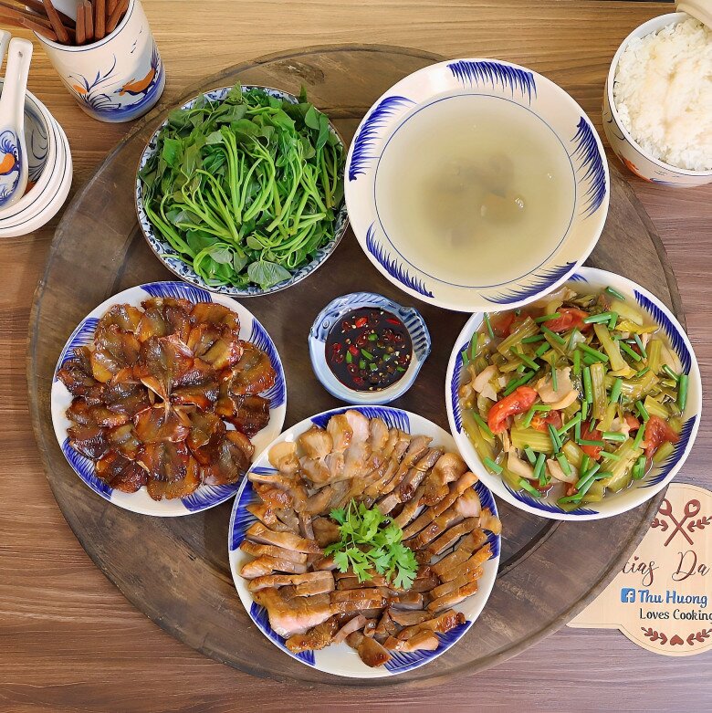 Mâm cơm này có: Nọng heo xá xíu, dưa chua xào tóp mỡ, cả chỉ vàng rán, rau lang luộc