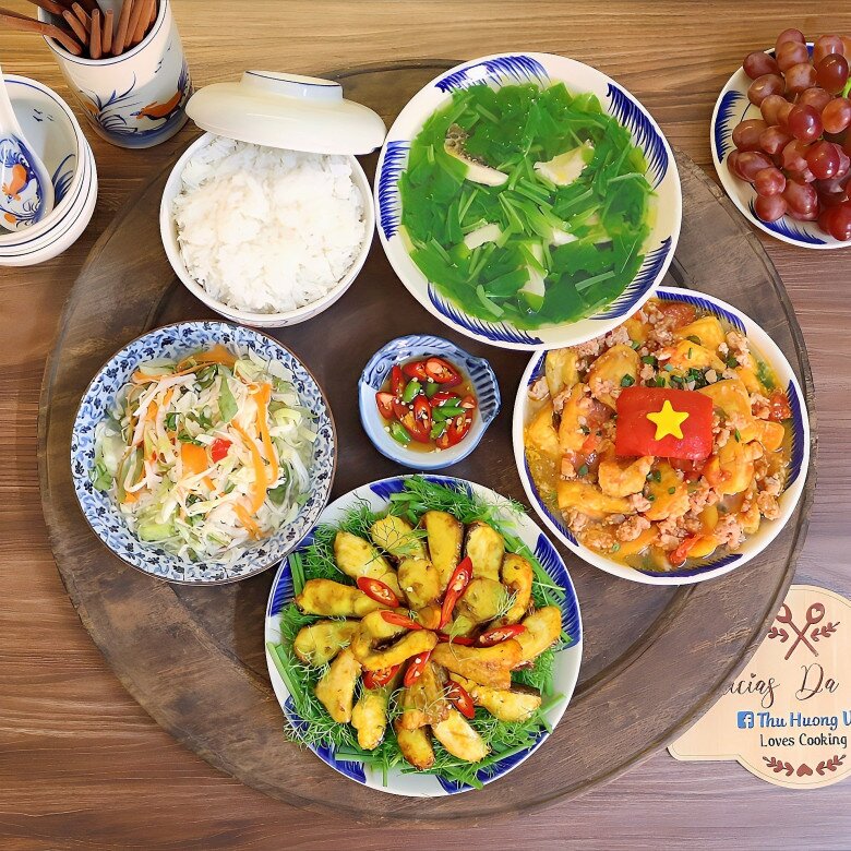 Mẹ đảm khoe loạt cơm yêu nước, mừng ngày giải phóng Thủ đô, nhìn mà muốn vào bếp nấu theo ngay - 4