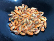 Bếp Eva - Rang tôm tuyệt đối không cho thứ nước này, tôm sẽ đỏ au, giòn ngon, thơm nức chẳng có mùi tanh