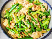 Bếp Eva - Không chỉ mướp đắng, rau này xào trứng ngon bất chấp, thỉnh thoảng ăn cực tốt cho sức khỏe