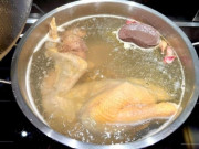 Bếp Eva - Luộc gà nên để úp hay ngửa mới đúng, nhiều người có thói quen này bảo sao gà chín không đều!