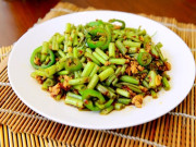 Bếp Eva - Ăn mãi mới biết rau này giàu kali và canxi, đem xào kiểu này vừa ngon giòn lại bổ