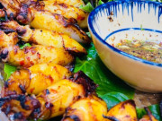 Gió lạnh đầu mùa làm ngay mực nướng muối ớt thơm lừng, nóng hổi ăn mãi không thấy chán