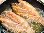 Bếp Eva - Rán cá, đổ ngay dầu vào chảo là sai, thêm bước nữa, cá vàng giòn, không bắn dầu tung tóe