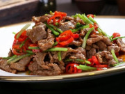 Bếp Eva - Sự thật thịt bò nên thái ngang hay dọc mới đúng? Hóa ra lý do khiến món thịt bò xào của bạn dai, khó nhai lại nằm ở chi tiết này