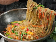 Bếp Eva - Xào miến đầu bếp mách 3 mẹo này, miến luôn ngon, tơi chẳng hề dính nát