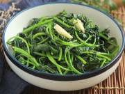 Xào rau lang hay bị thâm đen, nhớ ngay chiêu này xào 10 lần cả 10 lần đều xanh mướt lại chẳng hề bị chát