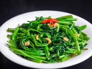 Dù xào rau gì, cho trực tiếp vào chảo là sai, thêm 2 bước nữa rau luôn xanh giòn, mất 30 năm cuộc đời giờ tôi mới biết!