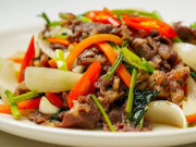 Bếp Eva - Xào thịt bò hay bị dai, lúc ướp nhớ cho những thứ này, thịt mềm ngon ngọt, từ già đến trẻ đều thích