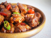 Bếp Eva - Thịt con này giá cực rẻ nhưng protein lại cao, đem kho bia được món trôi cả nồi cơm