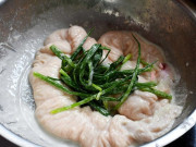 Bếp Eva - Không dùng muối và giấm, rửa lòng già lợn bằng nguyên liệu này 5 phút là hết sạch mùi hôi, tha hồ nấu món ngon