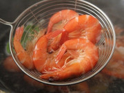 Bếp Eva - Luộc tôm đừng dùng hành, gừng để khử tanh, chỉ cần thêm mảnh này tôm thơm lừng, đỏ đẹp