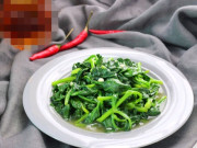 Lá này mệnh danh là người khổng lồ xanh trong các loại rau, cực giàu canxi, đem xào tỏi rất trôi cơm