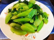 Bếp Eva - Cây này tưởng chỉ ăn lá, ai ngờ thân cũng cực ngon, đem xào món giàu canxi lại trôi cơm vô cùng