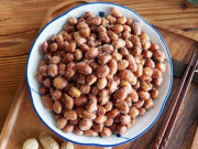 Bếp Eva - Làm lạc rang muối dùng dầu nóng hay lạnh, đầu bếp mách đây mới là cách đúng, lạc giòn tan bùi béo