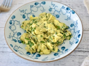 Bếp Eva - Ít ai biết lá này giàu dinh dưỡng hơn phần thân, đem xào với trứng vừa ngon lại đại bổ