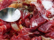 Bếp Eva - Ướp thịt bò chỉ cho muối là “hỏng bét”, cứ thêm 1 thìa này thịt sẽ mềm tan, mọng nước ăn lần nào đã miệng lần đó