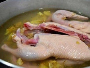 Bếp Eva - Luộc thịt vịt xong hay bị hôi, bếp trưởng tiết lộ: Thêm ngay quả này thịt thơm nức, làm xong ai cũng khen "quá chuyên nghiệp"