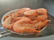 Bếp Eva - Luộc tôm mãi giờ mới biết, muốn tôm lên màu đỏ đẹp lại ngọt thơm phải cho ngay mấy thứ này!