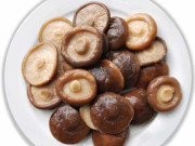 Bếp Eva - Rửa nấm hương khô dùng nước nóng hay lạnh mới chuẩn, sau 30 năm tôi mới biết đâu là cách làm đúng