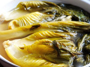 Bếp Eva - Muối dưa cải đừng chỉ cho muối, thêm một bước này dưa vừa nhanh giòn ngon, vàng ươm không bị màng hay khú