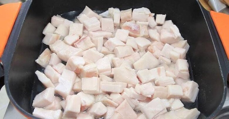 Rán mỡ lợn đừng cho luôn vào chảo, thêm bước nữa mỡ vừa trắng như tuyết lại thơm, để lâu không hỏng - 2