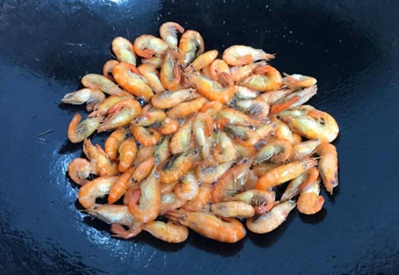 Rang tôm bao năm giờ mới biết không cần cầu kỳ, chỉ cho 2 thứ này tôm có màu đỏ đẹp lại cực giòn ngon - 3