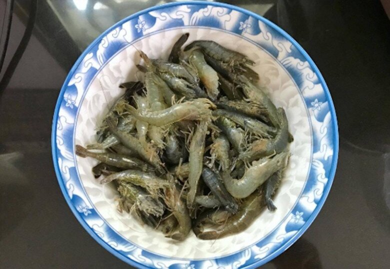 Rang tôm bao năm giờ mới biết không cần cầu kỳ, chỉ cho 2 thứ này tôm có màu đỏ đẹp lại cực giòn ngon - 2