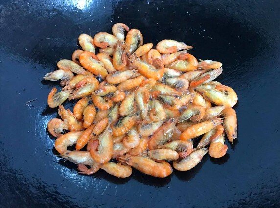 Rang tôm tuyệt đối không cho thứ nước này, tôm sẽ đỏ au, thơm phức giòn rụm, thơm phưng phức - 3