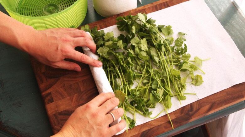 Rau mùi mua về vài hôm là héo, nhớ 3 cách này để lâu hương vị vẫn thơm ngon, nấu được nhiều món - 2