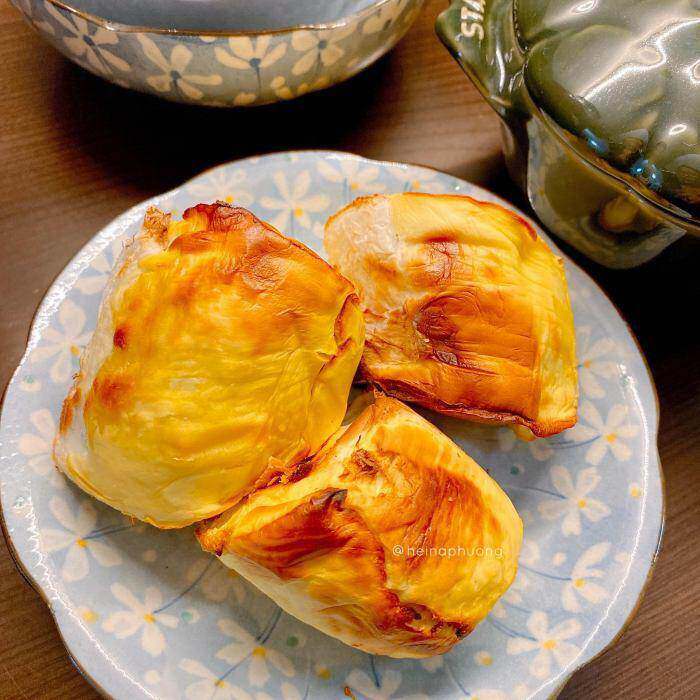 Món sầu riêng sượng/chưa chín nướng lên cực hấp dẫn (Ảnh Hana Phương).