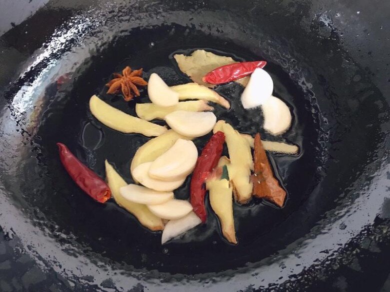 Thịt con này giá cực rẻ nhưng protein lại cao, đem kho bia được món trôi cả nồi cơm - 1