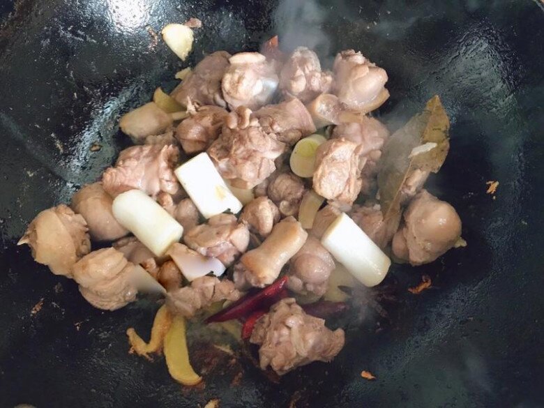 Thịt con này giá cực rẻ nhưng protein lại cao, đem kho bia được món trôi cả nồi cơm - 3