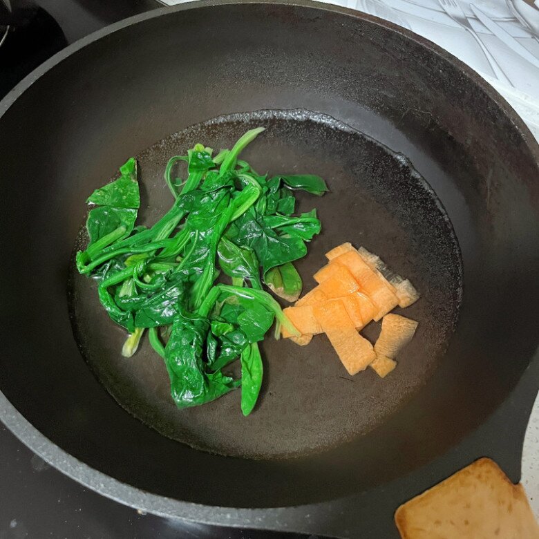 Trứng đem nấu với loại rau bán đầy chợ nhưng vitamin K gấp 60 lần trứng vịt, được món ăn chơi thú vị mà ngon miệng - 1