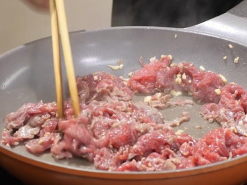 Xào thịt bò đừng cho luôn vào chảo, nhớ cách làm này thịt luôn mềm ngon không dai