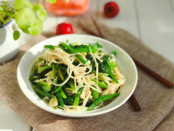 Hai rau này xào chung với nhau ăn ngon không cần thịt, lại rất bổ gan, bỏ qua thật phí