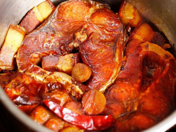 Nhiều năm kho cá giờ mới biết, việc thêm nước gì lúc kho để cá không tanh rất quan trọng, làm sai là mất ngon cả nồi