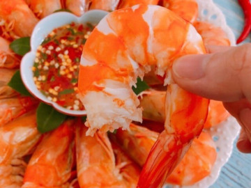 Luộc tôm mãi giờ mới biết, muốn tôm lên màu đỏ đẹp phải cho ngay mấy thứ này, đã thế còn ngọt thơm