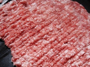 Tự băm thịt thật khó và lâu, đầu bếp mách chỉ 2 phút là băm xong miếng thịt 300g, vừa ngon lại cực vệ sinh