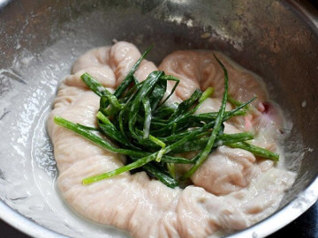 Không dùng muối và giấm, rửa lòng già lợn bằng nguyên liệu này 5 phút là hết sạch mùi hôi, tha hồ nấu món ngon