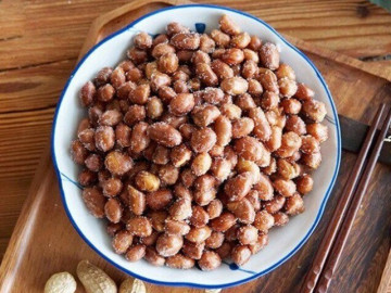 Làm lạc rang muối dùng dầu nóng hay lạnh, đầu bếp mách đây mới là cách đúng, lạc giòn tan bùi béo