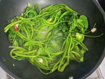 Nhiều người chỉ ăn củ cây này, nhưng phần lá mới là báu vật, đem xào tỏi trôi cơm vô cùng