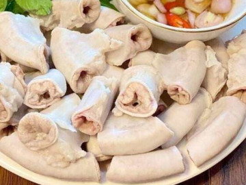 Luộc lòng lợn chỉ cần cho 1 loại gia vị này đảm bảo lòng trắng phau, giòn sần sật “đỉnh” ăn đứt nhà hàng