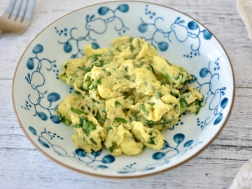 Ít ai biết lá này giàu dinh dưỡng hơn phần thân, đem xào với trứng vừa ngon lại đại bổ