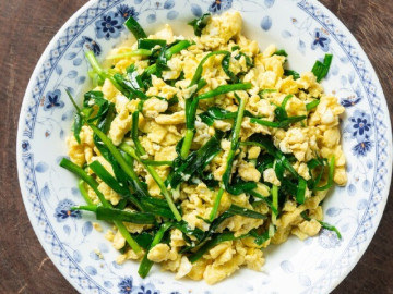 Loại lá mệnh danh là "rau của thận", lại còn tốt cho gan, đem xào với trứng được món rẻ mà bổ dưỡng